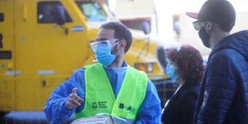 Pasajeros del último vuelo autorizado procedente del Reino Unido arriban al aeropuerto internacional de Ezeiza. (Clarín)