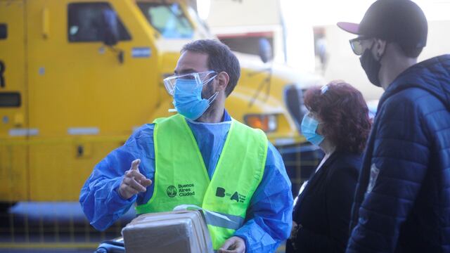Pasajeros del último vuelo autorizado procedente del Reino Unido arriban al aeropuerto internacional de Ezeiza. (Clarín)