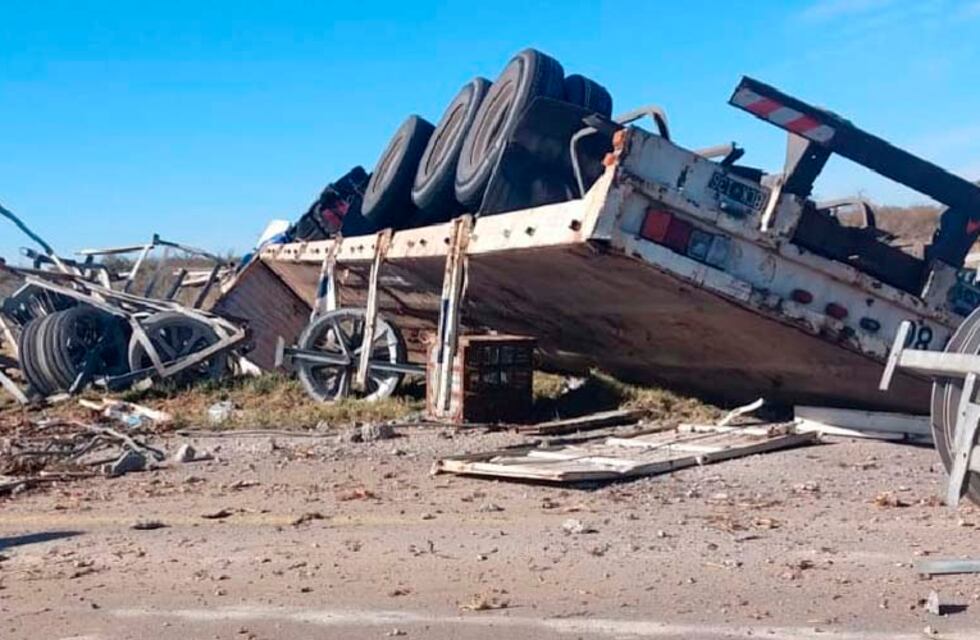 Volcó un camión cerca de La Adela y el conductor quedó atrapado