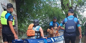 El trabajo incluyó asistencia directa a familias afectadas y la distribución de módulos alimentarios, con apoyo de autoridades comunales y equipos provinciales.