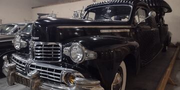 La carroza fúnebre Lincoln modelo 1947 trasladó los restos del querido motociclista Wey Zapata. Diario 13 San Juan.