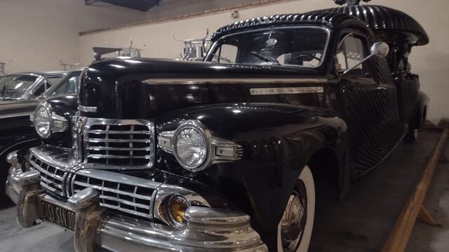La carroza fúnebre Lincoln modelo 1947 trasladó los restos del querido motociclista Wey Zapata. Diario 13 San Juan.