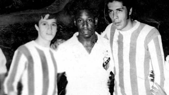 José Pedacchia y Miguel Frullingui a los costados de Pelé en la segunda visita de O Rei con el Santos ante Talleres (La Voz).