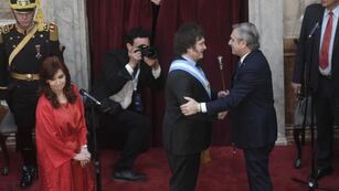 El presidente Javier Milei al recibir los atributos de mando por parte de Alberto Fernández. Foto: Federico López Claro