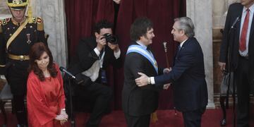 El presidente Javier Milei al recibir los atributos de mando por parte de Alberto Fernández. Foto: Federico López Claro
