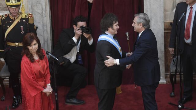 El presidente Javier Milei al recibir los atributos de mando por parte de Alberto Fernández. Foto: Federico López Claro