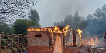 Un incendio consumió completamente una vivienda en Panambí.