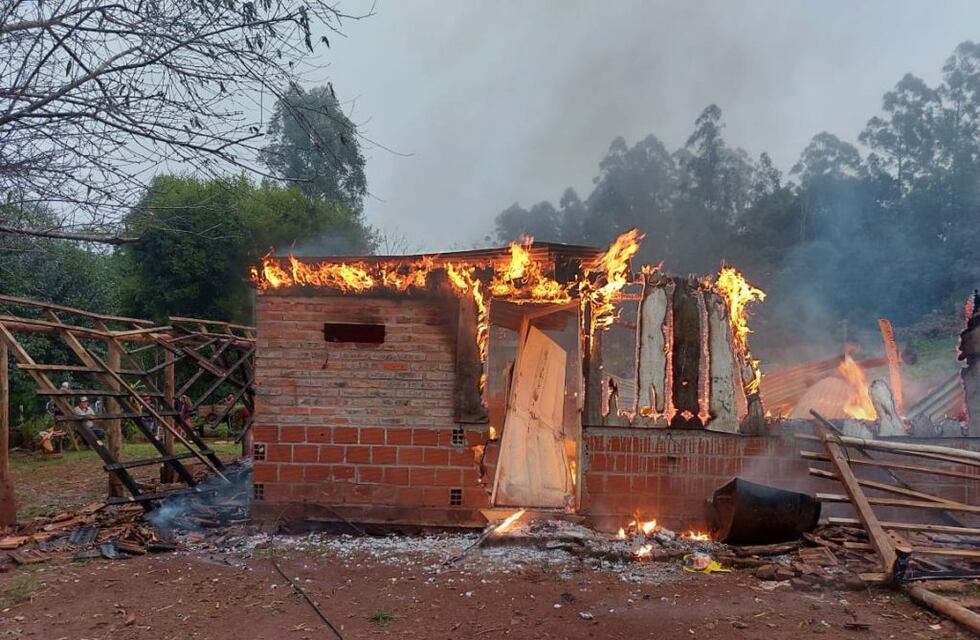 Un incendio consumió completamente una vivienda en Panambí