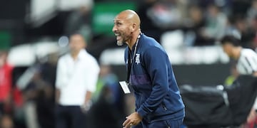 Pablo Guiñazú, el DT interino de Talleres, y una derrota que pegó duro (AP archivo).