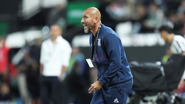 Pablo Guiñazú, el DT interino de Talleres, y una derrota que pegó duro (AP archivo).