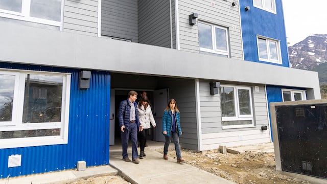 El Gobernador Gustavo Melella junto al ministro Jefe de Gabinete, Agustín Tita y la Presidenta del IPVyH, Laura Montes recorrieron la obra de las 64 Viviendas “Hanuxa”