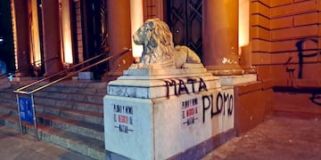 El Palacio de los Leones amaneció escrito en aerosol negro y con carteles pegados.