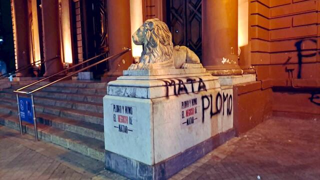 El Palacio de los Leones amaneció escrito en aerosol negro y con carteles pegados.