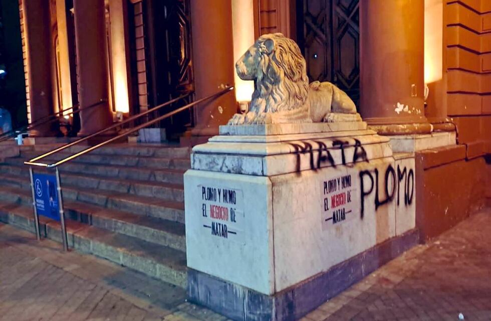 Vandalizaron la Municipalidad de Rosario contra los “cómplices del fuego”