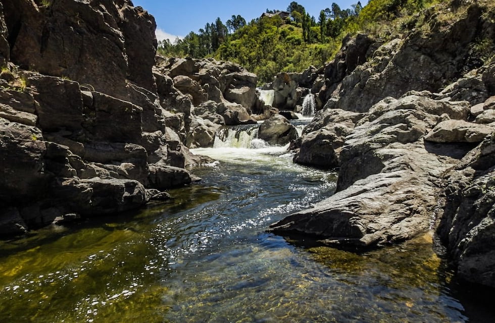 Valle de Calamuchita: encontraron a un hombre muerto en el río Tabaquillo