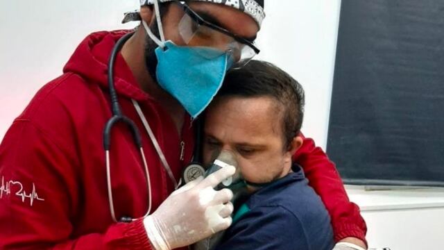 Se hace viral una foto de un enfermero que abraza a un joven con síndrome de Down infectado de Covid-19 para tranquilizarlo.