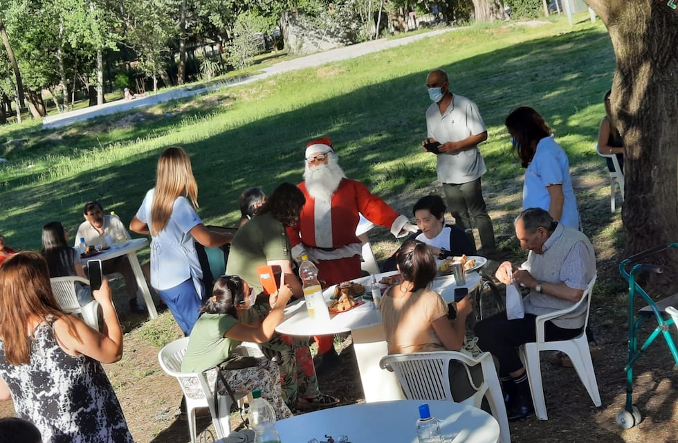 Brindis de fin de año en la residencia del Geriátrico Municipal de Tres Arroyos