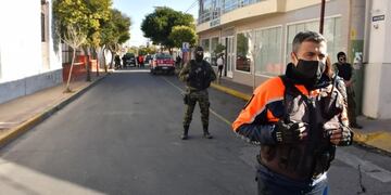 Policias de San Luis y Federal realizaron un importante operativo en el centro de la ciudad de San Luis. Todo bajo la investigación en la búsqueda de Guadalupe Lucero. Gentileza El Diario