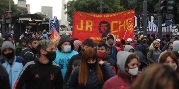 Caos en el tránsito: organizaciones sociales cortan la Avenida 9 de julio