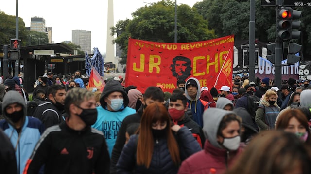 Caos en el tránsito: organizaciones sociales cortan la Avenida 9 de julio