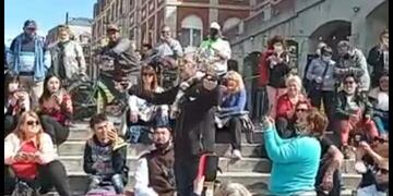 Cantó junto a la gente en las escalinatas