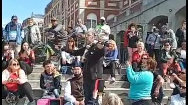 Cantó junto a la gente en las escalinatas
