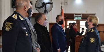 El abogado (primero desde la derecha) fue puesto en funciones por la directora general Emilce Chimenti.