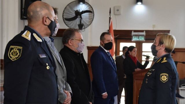 El abogado (primero desde la derecha) fue puesto en funciones por la directora general Emilce Chimenti.