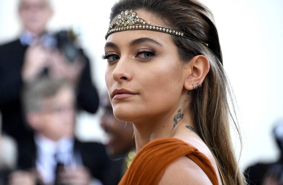 Paris, la hija de Michael Jackson, reapareció con un vestido estampado y acaparó todas las miradas