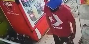 El malviviente entró al kiosco para asaltar a una niña de 12 años (imagen de circuito cerrado de TV).