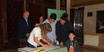 En el Teatro Colón se realizó el acto de toma de firmas para escrituras.