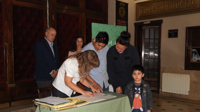 En el Teatro Colón se realizó el acto de toma de firmas para escrituras.