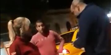 Violenta discusión entre una taxista y un automovilista en Córdoba (Captura de video).