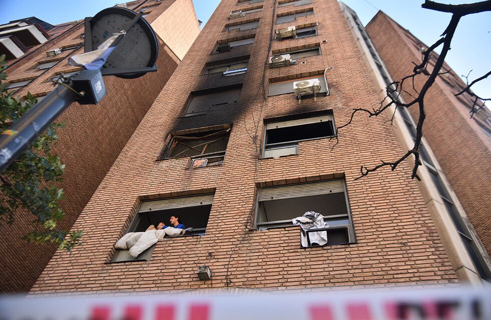 Las infernales imágenes del incendio de un departamento en Nueva Córdoba