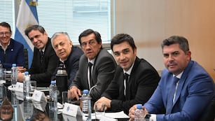 El gobernador de Jujuy, Carlos Sadir (al centro), en la reunión donde se propuso la eliminación de los Aportes del Tesoro Nacional y que ese 1% de la masa coparticipable federal se distribuya equitativamente bajo el coeficiente de coparticipación.