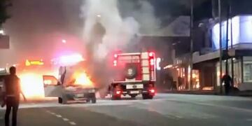Impactante incendio de un auto en Av. Uruguay y Av. Trincheras de San José en Posadas