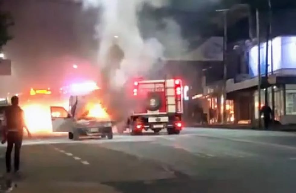 Se prendió fuego un auto sobre la avenida Uruguay en Posadas