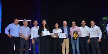 El intendente Alejandro Molinuevo y el diputado nacional Roberto Sánchez con deportistas destacados.