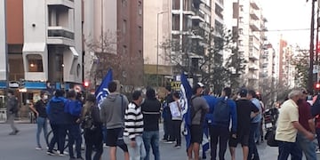 HInchas de Talleres se manifestaron en cercanías de la Liga Cordobesa.