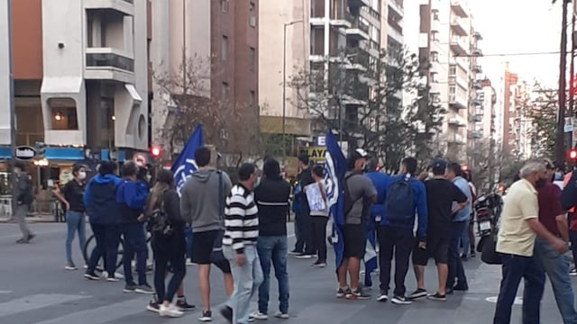 HInchas de Talleres se manifestaron en cercanías de la Liga Cordobesa.