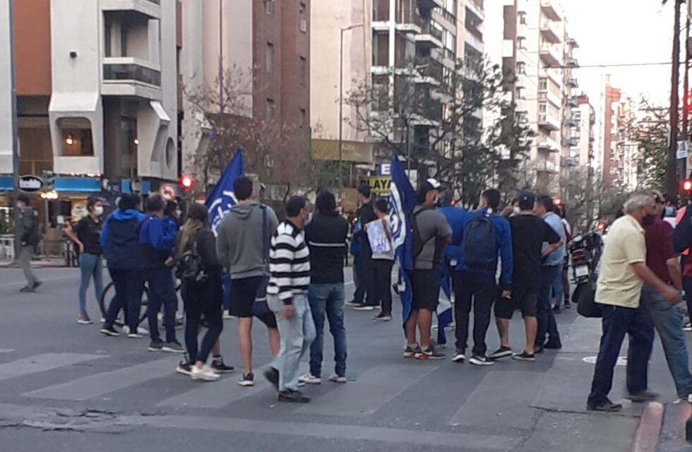 Hinchas de Talleres cortaron la avenida Colón en reclamo contra la Liga Cordobesa