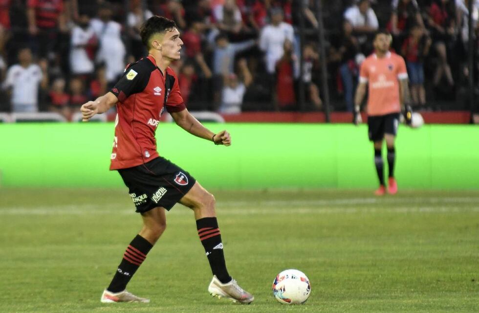 Tomás Jacob casi hace gol en contra en Newell’s por bajar la pelota en el área