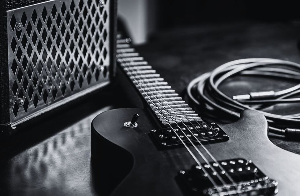 Murió el exguitarrista de una histórica banda de rock tras sufrir una hemorragia cerebral