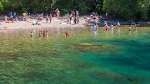 La playa de Calamuchita con aguas cristalinas y extensos bancos de arena.