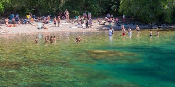 La playa de Calamuchita con aguas cristalinas y extensos bancos de arena.
