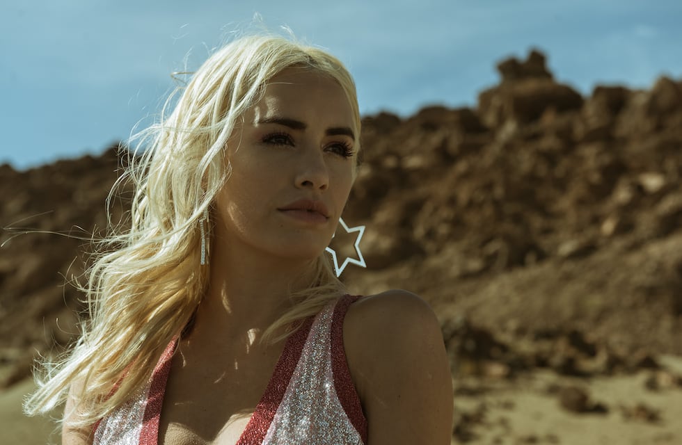 “Sky Rojo”, una serie estridente y explícita que no vas a poder parar de ver