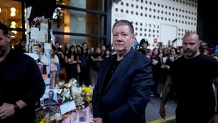 El padre de Liam Payne se despidió del memorial que realizaron sus fans en Buenos Aires. Foto: AP