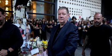 El padre de Liam Payne se despidió del memorial que realizaron sus fans en Buenos Aires. Foto: AP