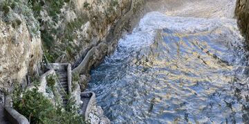 Mar agitado en el fiordo Furore en la costa de Amalfi, Italia (ANSA)