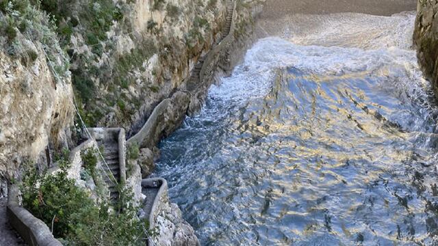 Mar agitado en el fiordo Furore en la costa de Amalfi, Italia (ANSA)